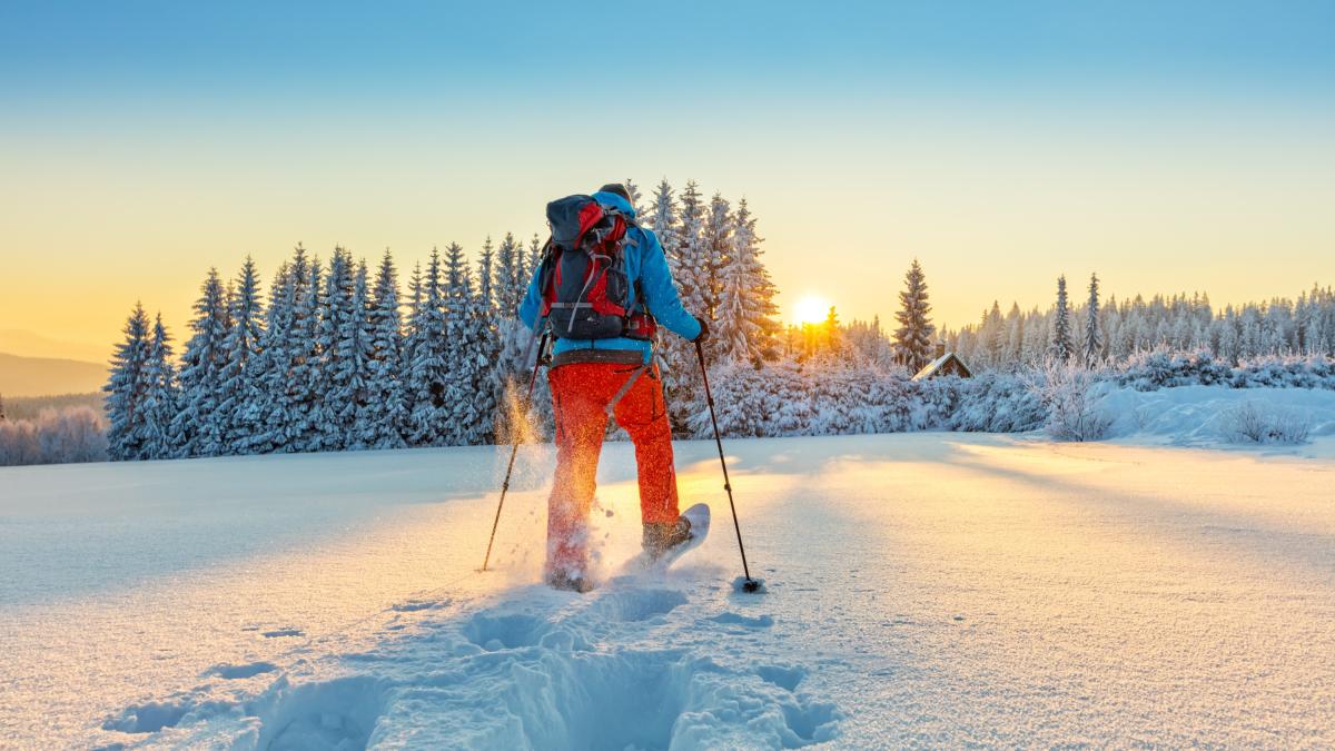 Caminar i córrer per la neu amb raquetes de neu per reforçar les cames