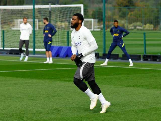 El defensa del Tottenham Hotspur Japhet Tanganga a l'entrenament l'octubre del 2022