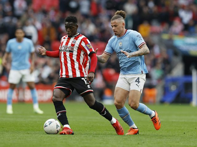 Ismaila Coulibaly del Sheffield United en acció amb Kalvin Phillips del Manchester City el 22 d'abril de 2023