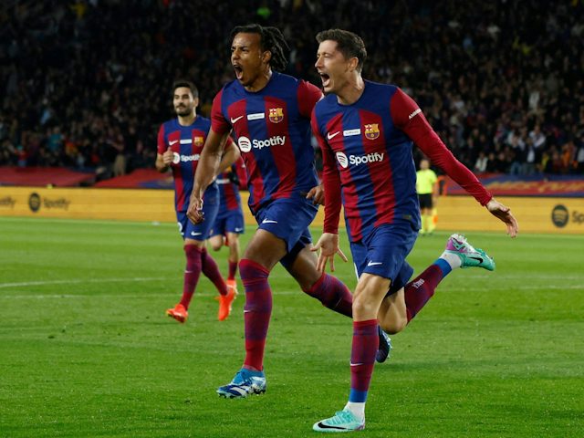 Robert Lewandowski del FC Barcelona celebra el seu primer gol amb Jules Kounde el 10 de desembre de 2023