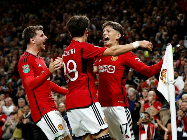 Alejandro Garnacho del Manchester United celebra el seu primer gol amb Mason Mount i Facundo Pellistri el 26 de setembre de 2023