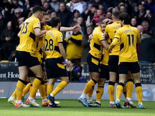 Jonny de Wolverhampton Wanderers celebra el seu primer gol amb els seus companys el 2 d'abril de 2022