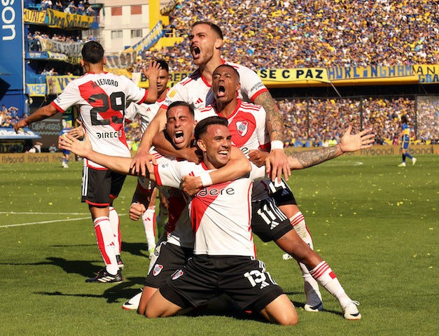 Enzo Diaz de River Plate celebra el seu segon gol amb els seus companys l'1 d'octubre de 2023