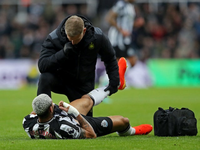 Joelinton del Newcastle United rep atenció mèdica després de patir una lesió el 16 de desembre de 2023