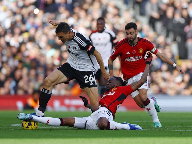 Joao Palhinha del Fulham en acció amb Aaron Wan-Bissaka del Manchester United i Bruno Fernandes el 4 de novembre de 2023