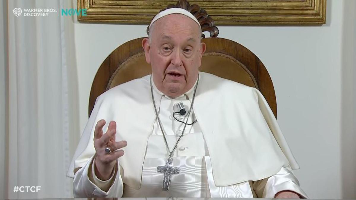 El papa Francesc da Fazio: "No, dimiteixo. La guerra és comerç d'armes"