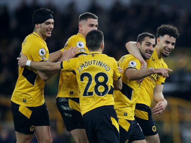 Jonny de Wolverhampton Wanderers celebra el seu primer gol amb els seus companys el 18 de març de 2022