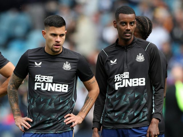 Bruno Guimaraes i Alexander Isak del Newcastle United durant l'escalfament abans del partit del 13 de maig de 2023