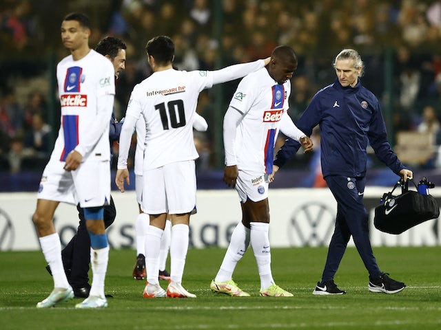 Nordi Mukiele del Paris Saint-Germain (PSG) abandona el camp després de rebre atenció mèdica el 6 de gener de 2023