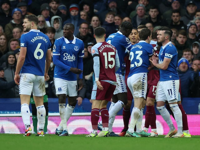 Els jugadors dels dos equips s'enfronten després que James Tarkowski de l'Everton cometi una falta contra Alex Moreno de l'Aston Villa el 14 de gener de 2024.