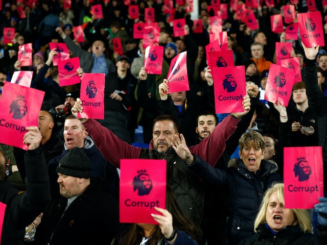 Els aficionats de l'Everton sostenen pancartes amb un logotip de la Premier League i un missatge que diu
