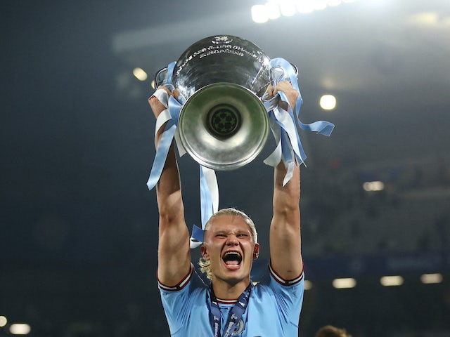 Erling Braut Haaland del Manchester City celebra amb el trofeu després de guanyar la Lliga de Campions el 10 de juny de 2023