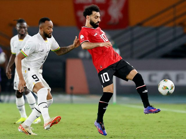 Mohamed Salah d'Egipte en acció amb Jordan Ayew de Ghana el 18 de gener de 2024