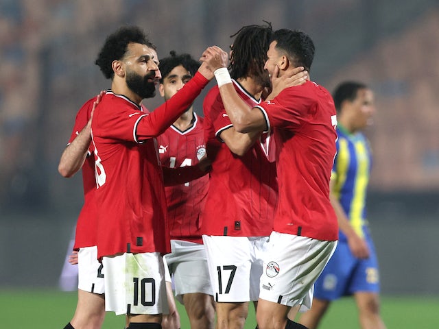 El Trezeguet d'Egipte celebra el seu primer gol amb Mohamed Salah i els seus companys el 7 de gener de 2024