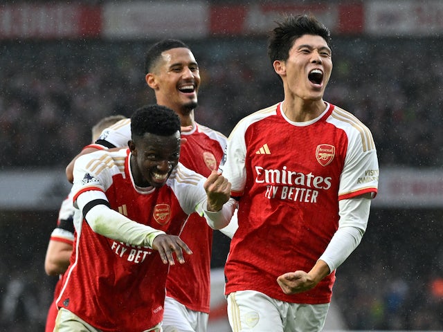 Takehiro Tomiyasu de l'Arsenal celebra marcar el seu cinquè gol el 28 d'octubre de 2023