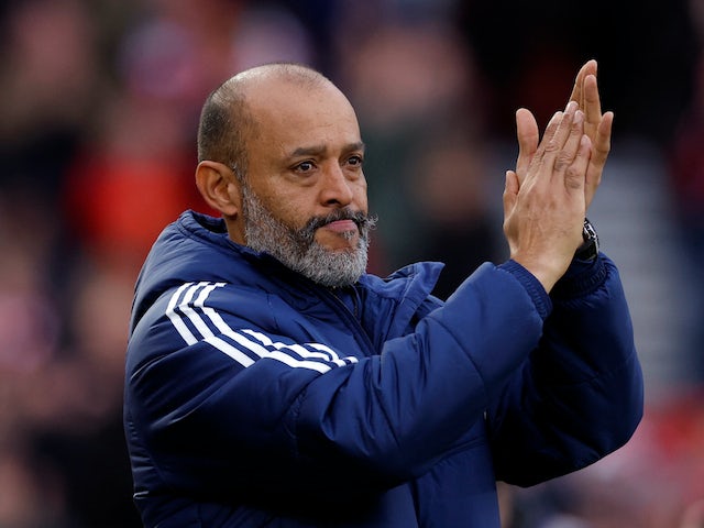 El gerent de Nottingham Forest, Nuno Espirito Santo, aplaudeix els aficionats el 23 de desembre de 2023