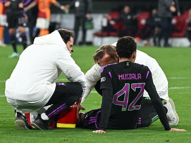 Jamal Musiala del Bayern de Munic rep atenció mèdica després de patir una lesió el 8 de novembre de 2023