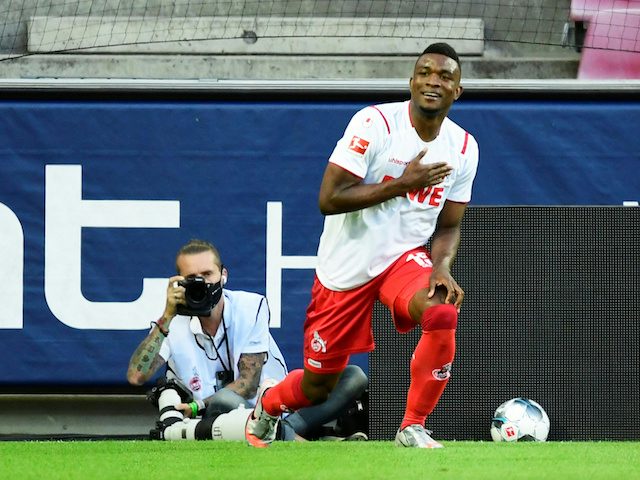 El davanter del FC Koln Jhon Cordoba celebra el gol l'1 de juny de 2020