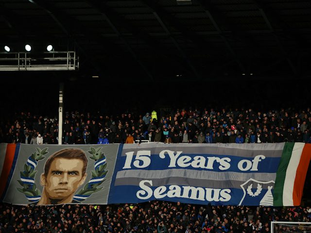 Fans de l'Everton amb una pancarta en suport de Seamus Coleman el 14 de gener de 2024