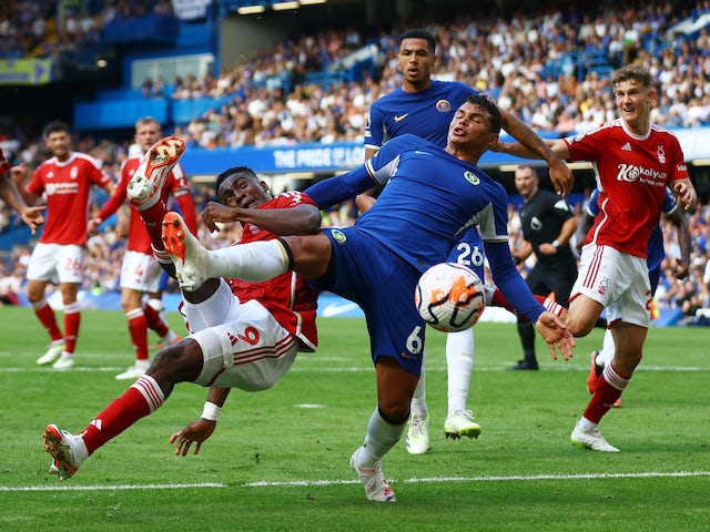 Thiago Silva del Chelsea en acció amb Taiwo Awoniyi de Nottingham Forest el 2 de setembre de 2023