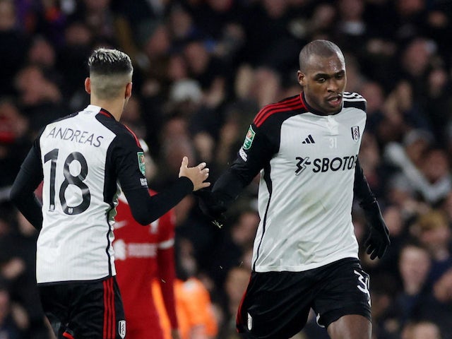 Issa Diop del Fulham celebra el seu primer gol amb Andreas Pereira el 24 de gener de 2024