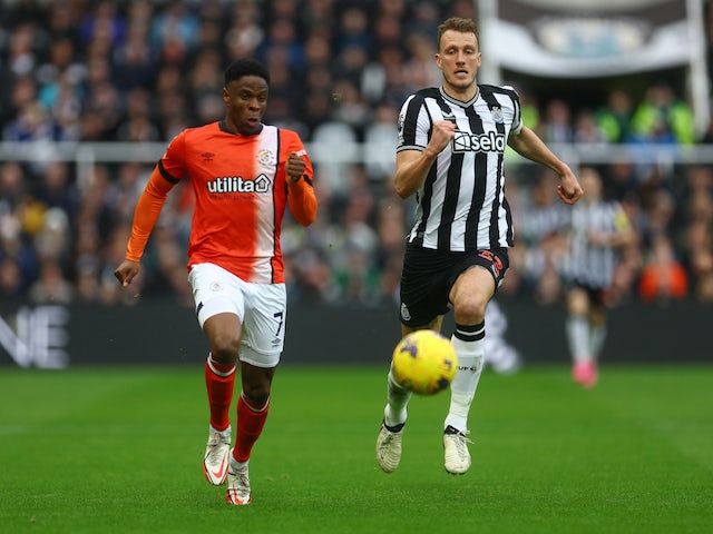 Chiedozie Ogbene de Luton Town en acció amb Dan Burn del Newcastle United el 3 de febrer de 2024