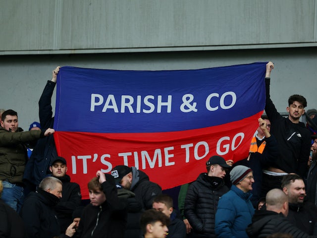 Fans del Crystal Palace amb una pancarta en protesta contra el president Steve Parish el 3 de febrer de 2024
