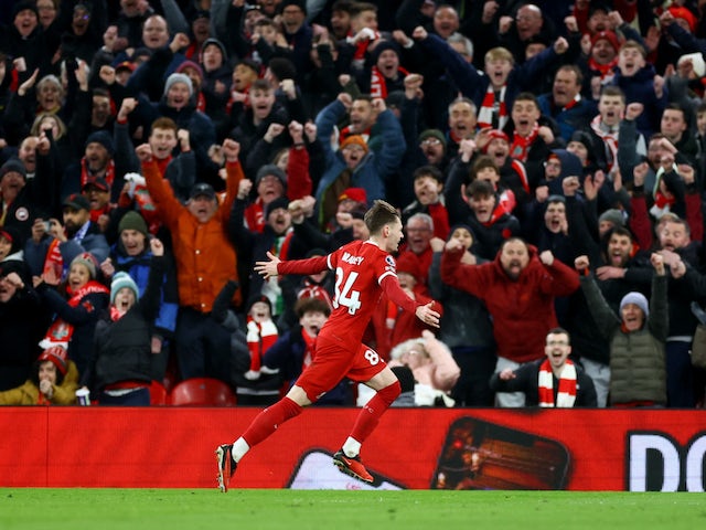 Conor Bradley del Liverpool celebra el seu segon gol el 31 de gener de 2024