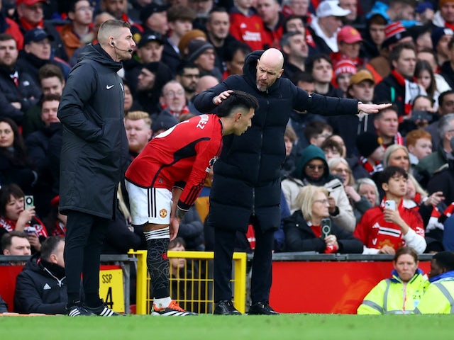 Lisandro Martinez del Manchester United amb l'entrenador Erik ten Hag després de patir una lesió el 4 de febrer de 2024
