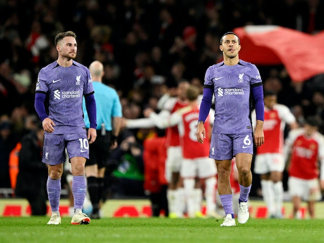 Alexis Mac Allister del Liverpool i Thiago Alcantara semblen abatuts després que Leandro Trossard de l'Arsenal marqués el seu tercer gol el 4 de febrer de 2024.