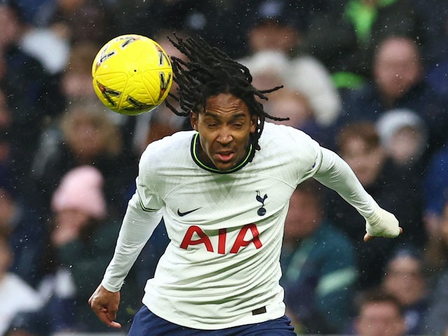 Djed Spence en acció pel Tottenham Hotspur el gener de 2023