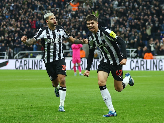 Lewis Miley del Newcastle United celebra el seu primer gol amb Bruno Guimaraes el 16 de desembre de 2023