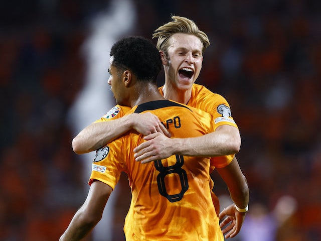 L'holandès Cody Gakpo celebra el seu segon gol amb Frenkie de Jong el 7 de setembre de 2023