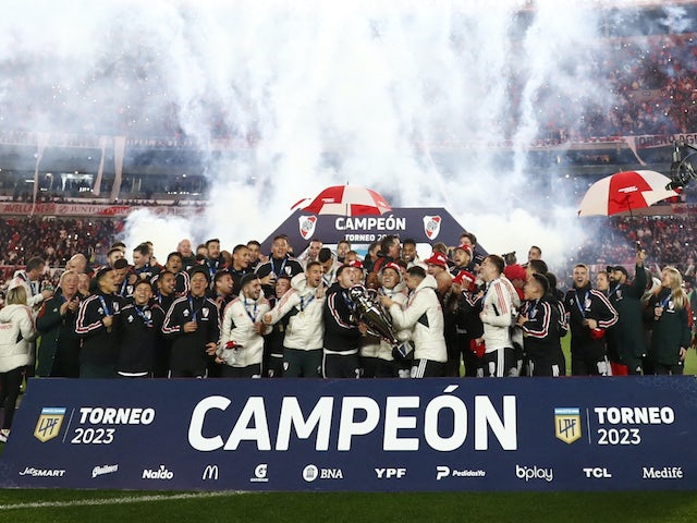 Els jugadors de River Plate celebren amb el trofeu després de guanyar la Primera Divisió Argentina el 29 de juliol de 2023