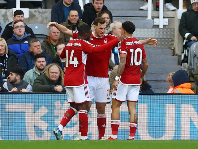 Chris Wood de Nottingham Forest celebra el seu primer gol amb els seus companys el 26 de desembre de 2023