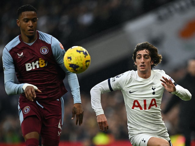 Bryan Gil de Tottenham Hotspur en acció amb Ezri Konsa de l'Aston Villa el 26 de novembre de 2023