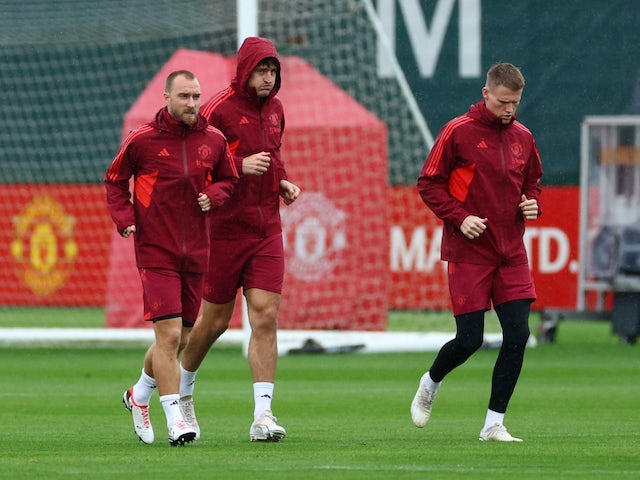 Christian Eriksen del Manchester United amb Harry Maguire i Scott McTominay durant l'entrenament el 19 de setembre de 2023
