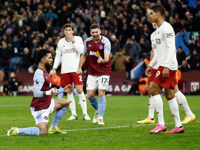 Douglas Luiz de l'Aston Villa celebra el seu primer gol l'11 de febrer de 2024
