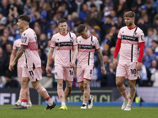 John Mcatee, Alex Hunt i els seus companys de Grimsby Town semblen abatuts després d'encaixar el seu tercer gol el 19 de març de 2023.