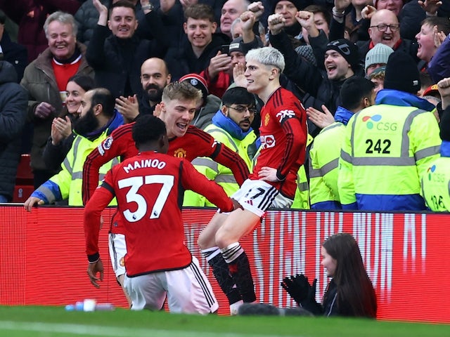 Alejandro Garnacho del Manchester United celebra el seu segon gol amb Rasmus Hojlund i Kobbie Mainoo el 4 de febrer de 2024