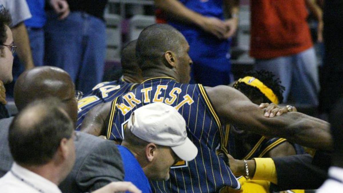 L'Artest i el Palace es barallen entre els Detroit Pistons i els Indiana Pacers