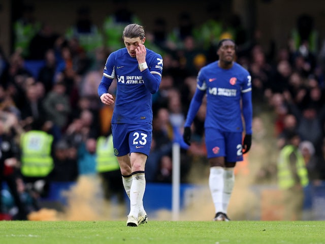 Conor Gallagher del Chelsea reacciona després que Matheus Cunha, del Wolverhampton Wanderers, marqués el seu tercer gol el 3 de febrer de 2024.