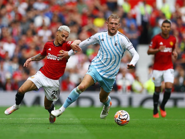 Antony del Manchester United en acció amb Joe Worrall de Nottingham Forest el 26 d'agost de 2023