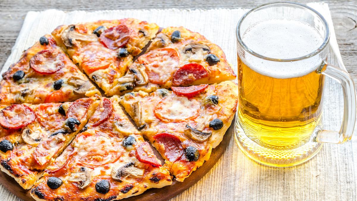 Pizza i cervesa fins i tot a dieta?  Sí, però parant atenció a un detall
