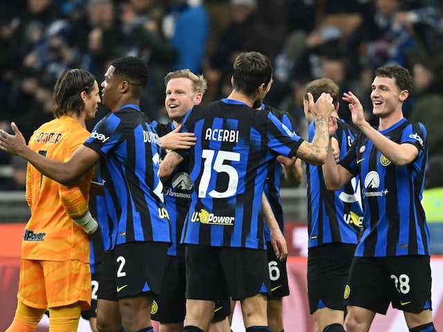 El Benjamin Pavard de l'Inter de Milà celebra amb els seus companys després del partit del 4 de febrer de 2024