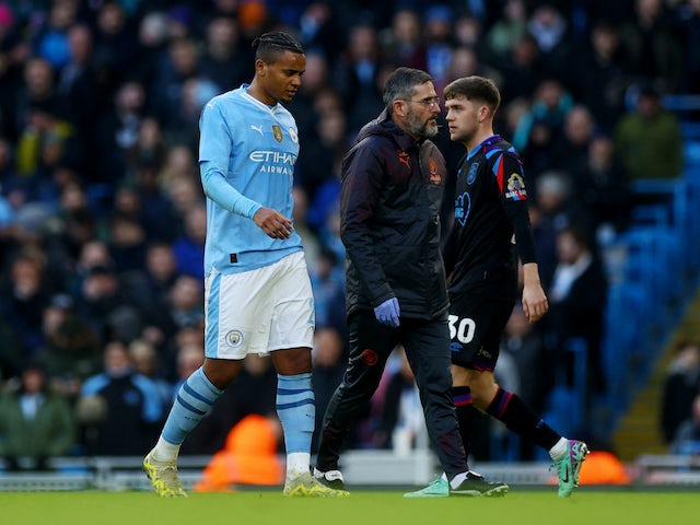 Manuel Akanji del Manchester City és substituït després de patir una lesió el 7 de gener de 2024