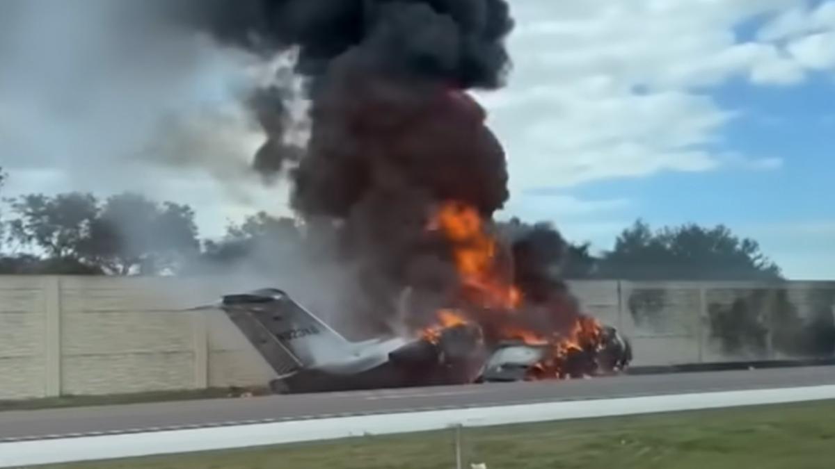 Un avió intenta aterrar d'emergència a l'autopista, dos morts