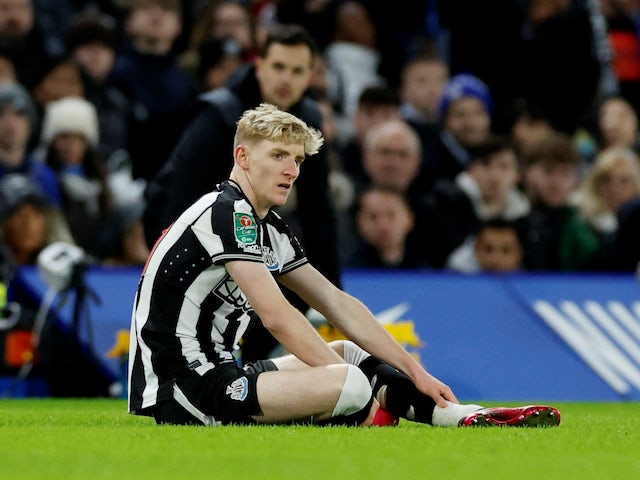 Anthony Gordon del Newcastle United reacciona després de patir una lesió el 19 de desembre de 2023