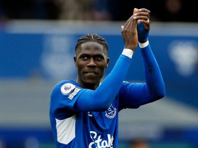 Amadou Onana de l'Everton celebra després del partit del 4 de febrer de 2023