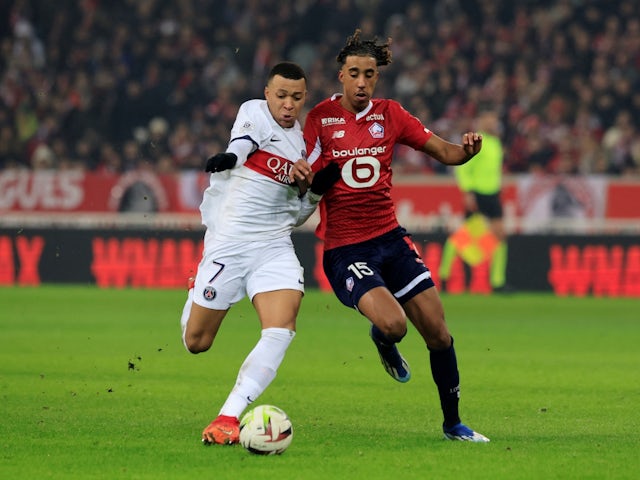 Kylian Mbappe del Paris Saint-Germain en acció amb Leny Yoro del Lille el 17 de desembre de 2023